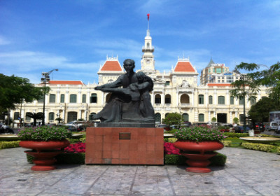 Rathaus Saigon; Ho Chi Minh Statue