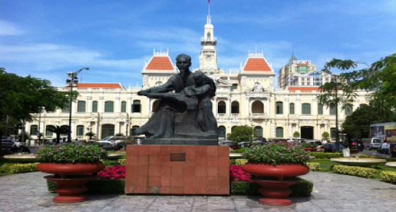 Rathaus Saigon; Ho Chi Minh Statue
