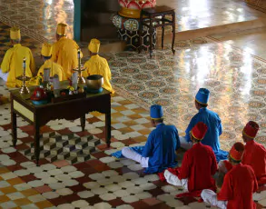 Zelebrierende Cao Dai Mönche