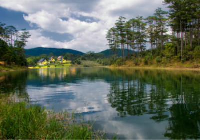 Blick auf einen See im Hochland