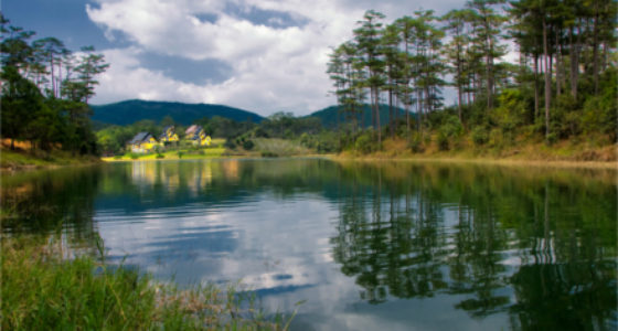 Blick auf einen See im Hochland
