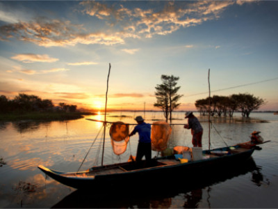 Fischer bei der Arbeit während dem Sonnenuntergang