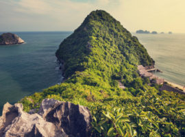 Blick auf einen Berg in der Halong Bucht