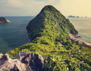 Blick auf einen Berg in der Halong Bucht