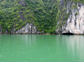 Blick auf den Höhleneingang Halong Bucht