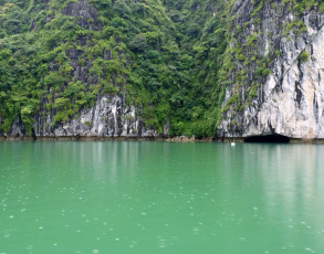 Blick auf den Höhleneingang Halong Bucht