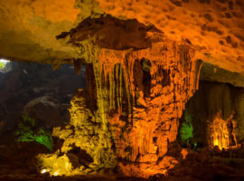 Tropfsteinhöhle in de Halong Bucht