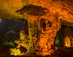 Tropfsteinhöhle in de Halong Bucht