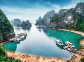 Blick auf den Strand der Halong Bucht