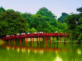 Blick auf die Rote Brücke Hoan Kiem See in Hanoi