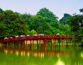 Blick auf die Rote Brücke Hoan Kiem See in Hanoi