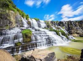 Fabelhafter Wasserfall im Hochland