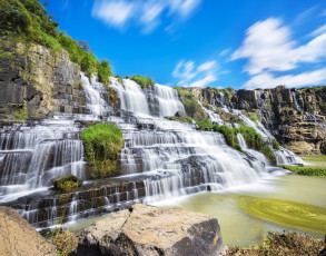 Fabelhafter Wasserfall im Hochland