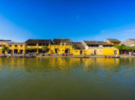 Blick vom Fluss auf Hoi An