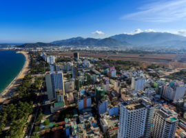 Blick auf Nha Trang und Flugfeld aus der Luft