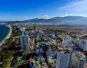 Blick auf Nha Trang und Flugfeld aus der Luft