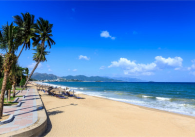 Blick auf den Starnd mit Promenade von Nha Trang