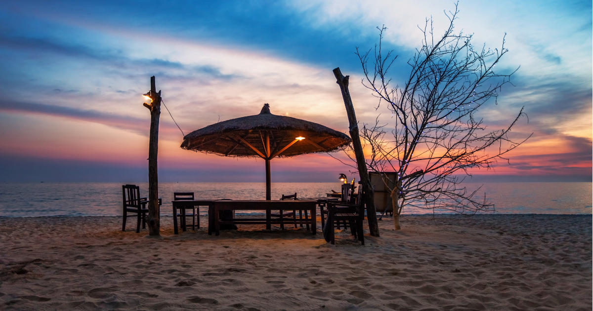 Romantischer Blick auf den Strand beim Sonnenuntergang