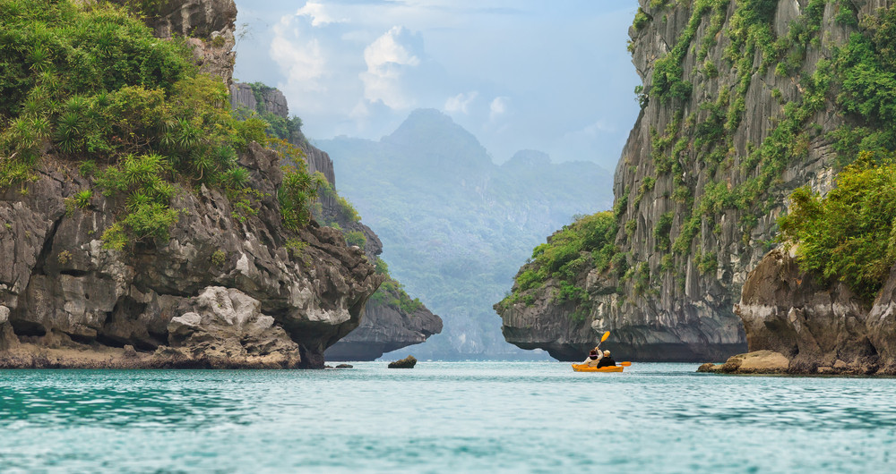 Kanu in der malerischen Halong Bucht